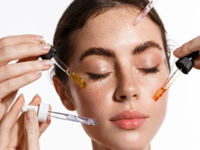 زجاجة سيروم حمض الهيالورونيك كوزركس بجانب بشرة مرطبة ومشرقة.